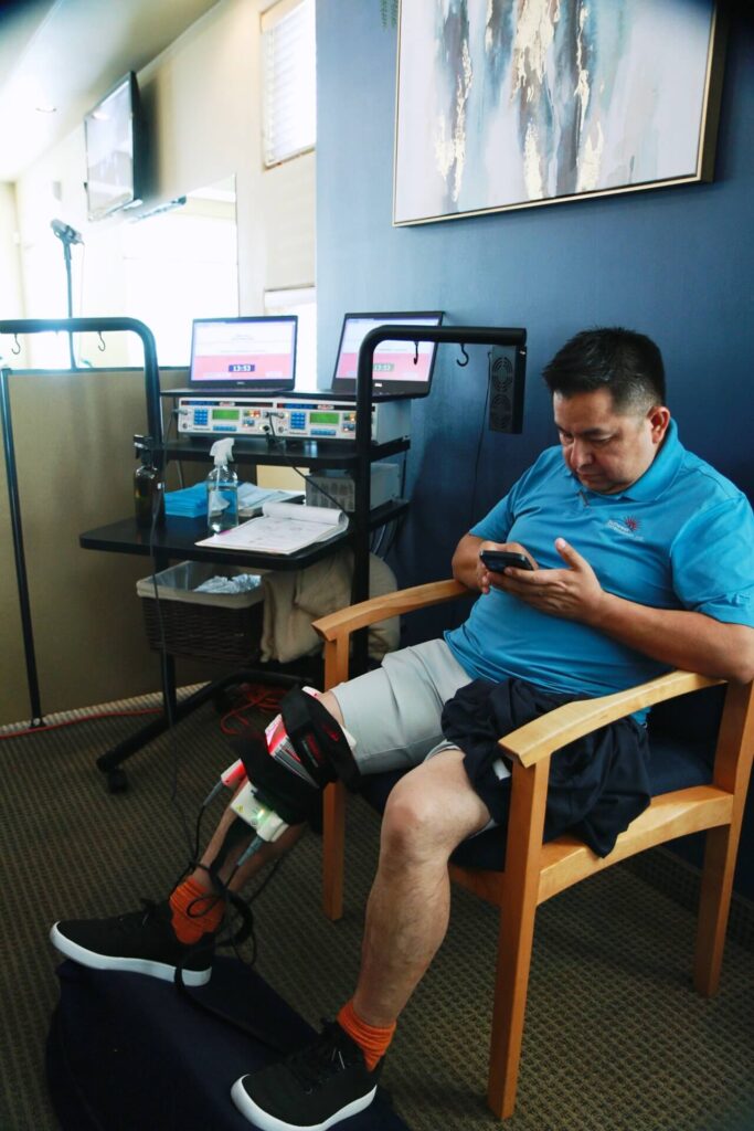 knee pain treatment in Scottsdale, AZ with cold laser therapy.